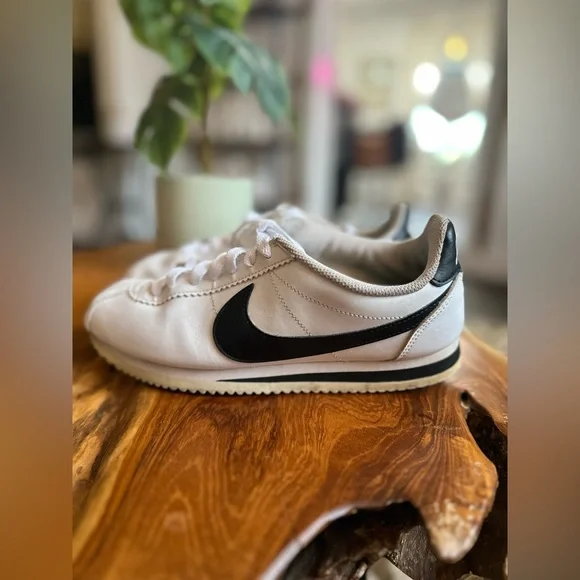Vintage white Nikes, black checkmark size 7 1/2 - Picture 2 of 2